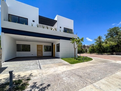 Doomos. Casa en condominio en Yucatán Country Club