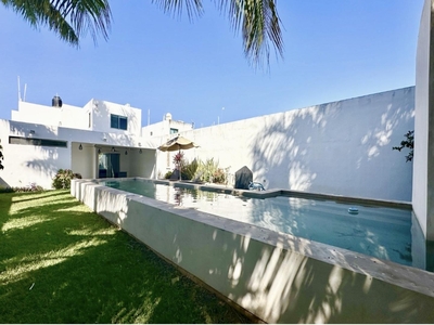 Doomos. gran casa en venta en Mérida - zona urbanizada- piscina y enorme patio