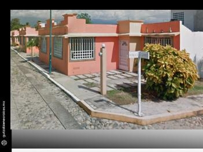Doomos. Casa en Remate Bancaria en Privada La Arbolada, a 3 Min de Rio Huixtla