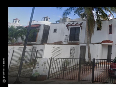 Doomos. Casa en Remate Bancario en Playa del Carmen Centro, Solidaridad, Quintana Roo