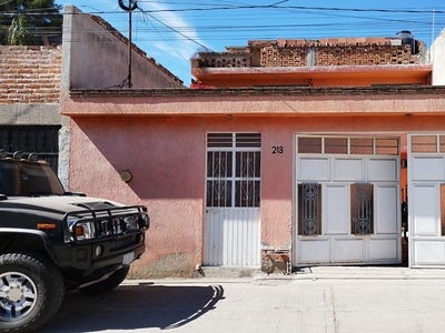 Doomos. Casa en venta 4 recamaras Conjunto Habitacional Coecillo León Guanajuato