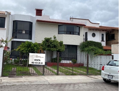 Doomos. Casa en Venta Claustros del Parque Querétaro