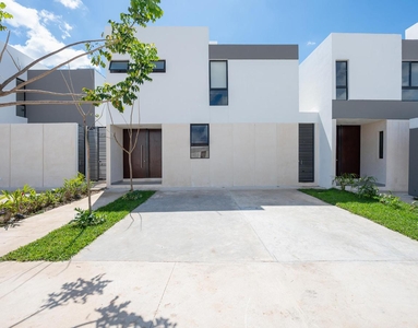 Doomos. Casa en venta con 4 HABITACIONES Y FAMILY ROOM en Privada en Conkal,Mérida,Yucatán.