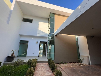 Doomos. Casa en venta con excelente ubicación en Montebello, Mérida