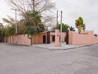 Doomos. Casa en venta de 1 planta con amplio terreno - Chichi Suárez - Merida Yucatan