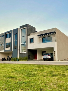Doomos. Casa en venta dentro de fraccionamiento Nobel Residencial Recta a Cholula Puebla