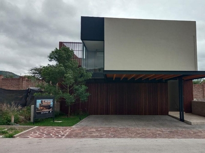 Doomos. Casa en Venta en Altozano Querétaro, Diseño de Atuor, 4 Recamaras, de Lujo!
