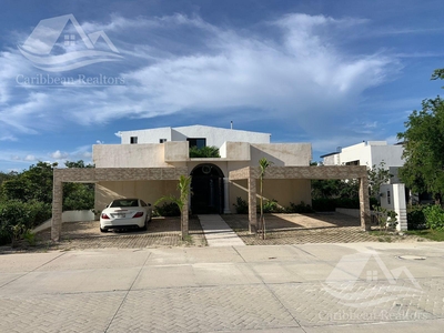Doomos. Casa en Venta en Cancun Country Club B-MPA9093