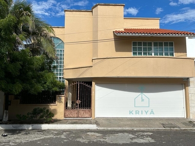 Doomos. Casa en Venta en Costa de Oro, con 3 recámaras, jardín y sala de T.V.