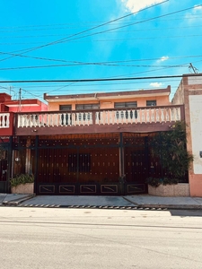 Doomos. CASA EN VENTA en el centro de Mérida, para remodelar, como oficinas, restaurante, airbnb.