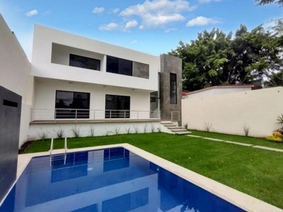 Doomos. Casa en Venta en el Fraccionamiento Burgos de Cuernavaca Temixco Morelos.