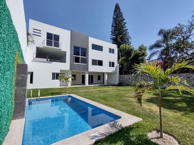 Doomos. Casa en Venta en Fraccionamiento Burgos Cuernavaca, Temixco Morelos.