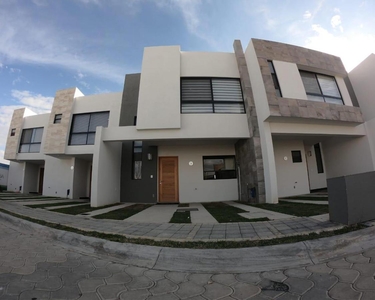 Doomos. Casa En Venta En Fraccionamiento Lomas De Angelopolis III