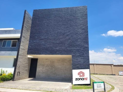 Doomos. Casa en Venta en Lomas de Angelopolis