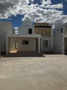 Doomos. Casa en VENTA EN MERIDA EN CHOLUL DE 3 RECAMARAS Y ALBERCA!!