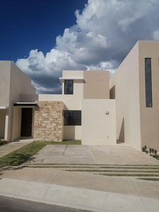 Doomos. CASA EN VENTA EN MÉRIDA, PRIVADA CUMBRES NOVONORTE, MOD GUNAS, AGO 23.