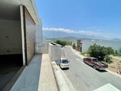 Doomos. Casa en venta en Monterrey en Col Privada Zona Carretera Nacional, en CALLE PRIVADA SIN VECINO ATRAS
