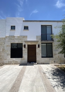 Doomos. Casa en venta en torre de piedra, el Refugio