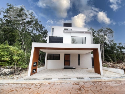 Doomos. Casa en Venta en Via Cumbres Cancun B-DMTS9103