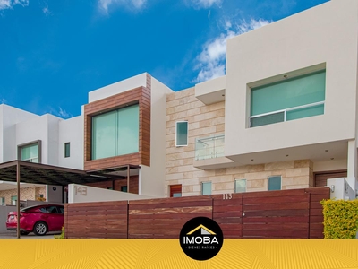 Doomos. Casa en Venta, Fraccionamiento Cumbres del Lago, Querétaro.