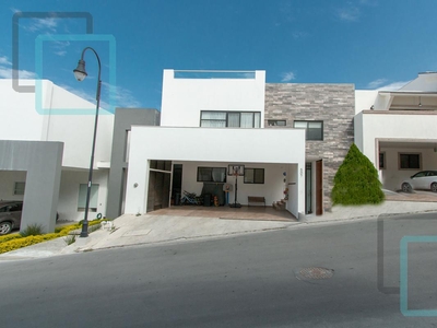 Doomos. CASA EN VENTA LAGOS DEL VERGEL ZONA CARRETERA NACIONAL MONTERREY