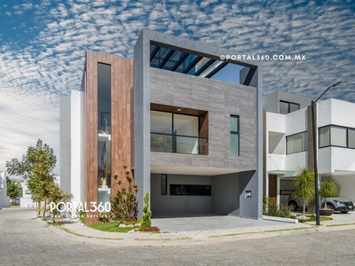 Doomos. Casa en venta en esquina, Lomas de Angelópolis, Puebla