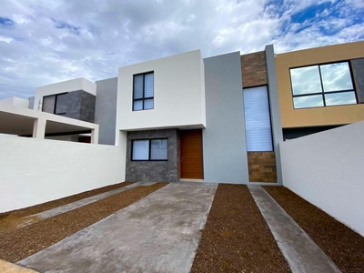 Doomos. Casa en venta nueva con recámara planta baja en privado en León Guanajuato