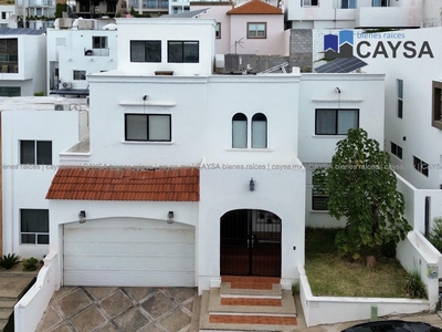 Doomos. CASA EN VENTA o RENTA en Rincones de San Francisco (cochera 4 autos)