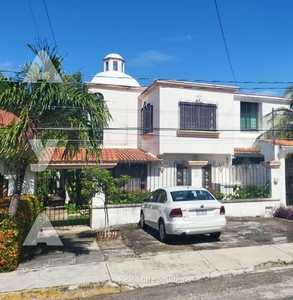 Doomos. Casa en Venta/Renta, 3 Recámaras, Estudio TV, Oficina, SM 15, Centro, Cancún.