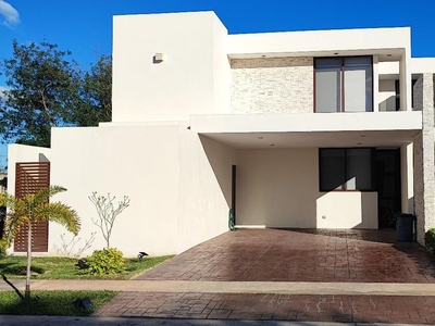Doomos. Casa equipada en venta en privada Parque Natura Al norte de Mérida