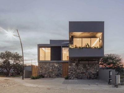 Doomos. Casa nueva en Lago Juriquilla, con roof garden, 4 habitaciones