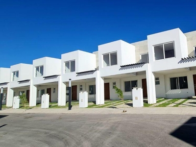 Doomos. Casas en Venta en Corregidora, Zona Real del Bosque, 3 Recamaras, Alberca, Lujo