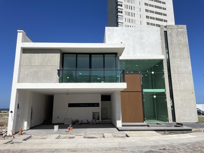 Doomos. EL ANCLA, Casa en VENTA en ESQUINA con ALBERCA, roof garden con vista al mar y estancia de TV