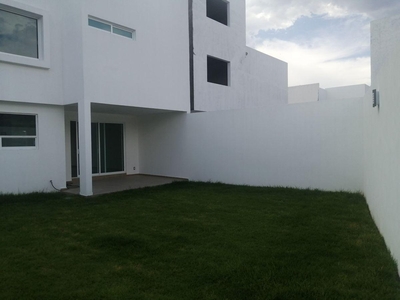 Doomos. En Venta Residencia en Lomas de Juriquilla, 4ta Recamara en Roof Garden, Jardín.