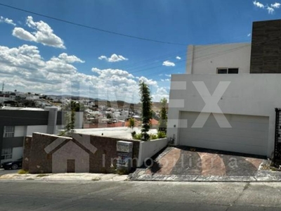 Doomos. Exclusiva Casa en Venta en Residencial Las Fuentes Etapa II, Chihuahua