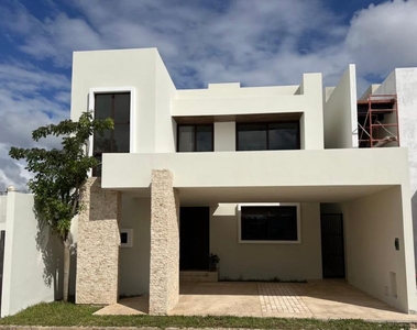 Doomos. Hermosa casa de 4 habitaciones, con acabados de lujo, cerca plaza la isla