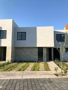 Doomos. Hermosa Casa en Altos Juriquilla, Jardín, Estudio, 3 Recamaras, Alberca, 2.5 Bañ