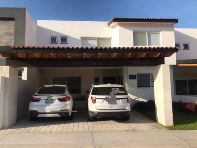 Doomos. Hermosa Residencia en Lomas de Juriquilla, Terreno de 250, 4ta Recamara en PB