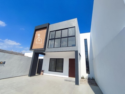 Doomos. Lomas del Dorado estrena casa en RENTA y VENTA con 3 recámaras y jardín