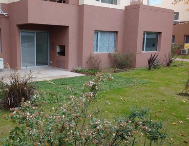 Doomos. Monoambiente con jardín en venta en Villa del Lago, Pilar