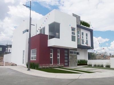 Doomos. Preciosa Casa en Lomas de Juriquilla, 4 Recamaras, ROOF GARDEN, 4.5 Baños..