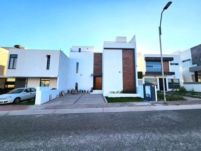 Doomos. Preciosa casa en preventa en Colinas de Juriquilla con una gran ubicación!