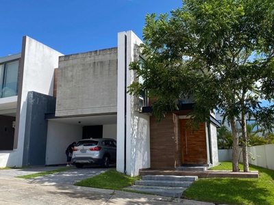 Doomos. PUNTA TIBURON, Casa en VENTA con estancia de TV, jardin y cuarto de servicio