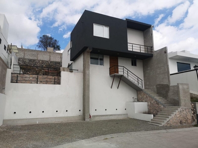 Doomos. Residencia de Autor en Real de Juriquilla, Terreno 412 m2, DOBLE ALTURA, CtoServ