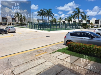 Doomos. Residencia Deslumbrante en Kings TownHouses, Cancún