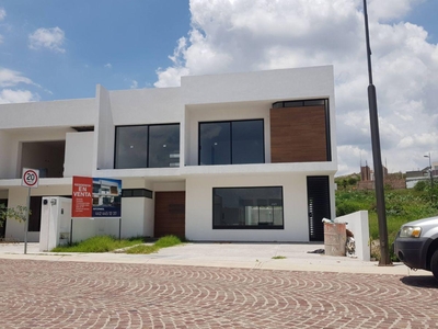 Doomos. Residencia en Lomas de Juriquilla, 4 Habitaciones con Baño Completo y Vestidor