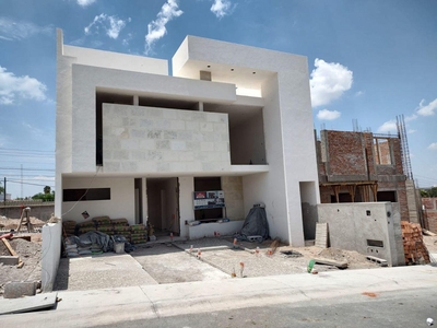 Doomos. Residencia en Lomas de Juriquilla, 4ta Recamara en PB, 5 Baños, Roof Garden