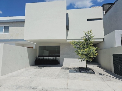 Doomos. Se Vende Casa en Altos de Juriquilla, Querétaro, Qro.