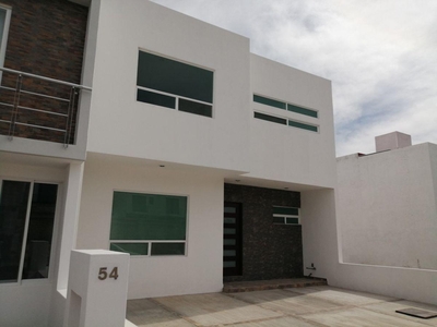 Doomos. Se Vende Casa en Juriquilla, San Isidro, 3 Recamaras, Jardín, Equipada