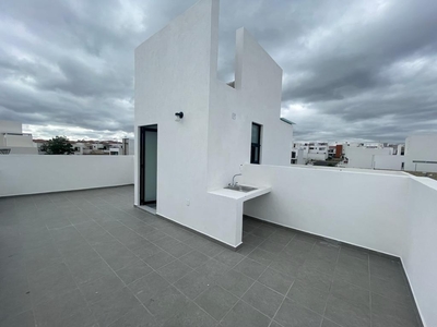 Doomos. Se Vende Casa en Juriquilla, San Isidro, 4ta Recamara en PB, 4 Baños, Roof Garde